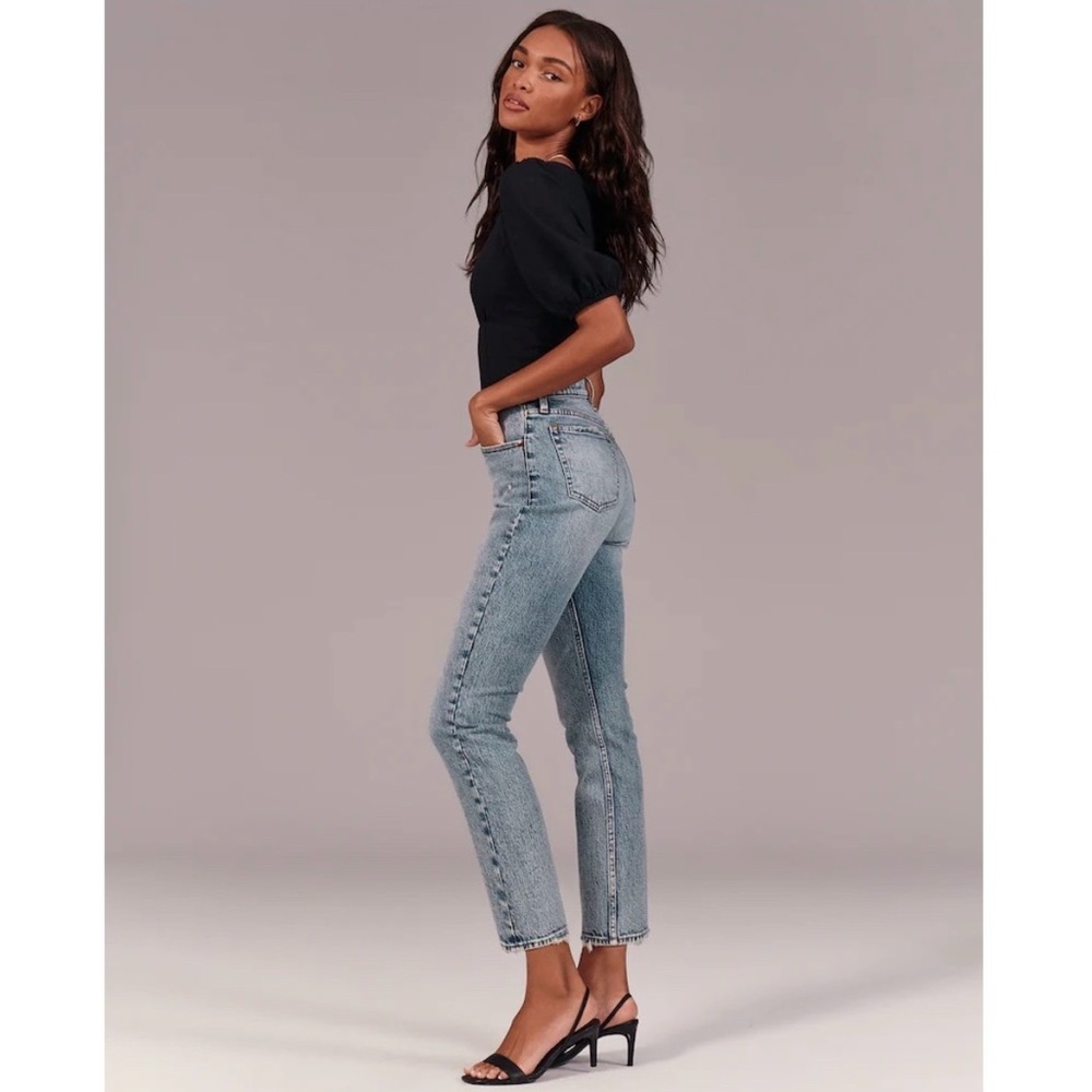 A&F Acid High Rise Mom Jeans - Picture 4 of 15